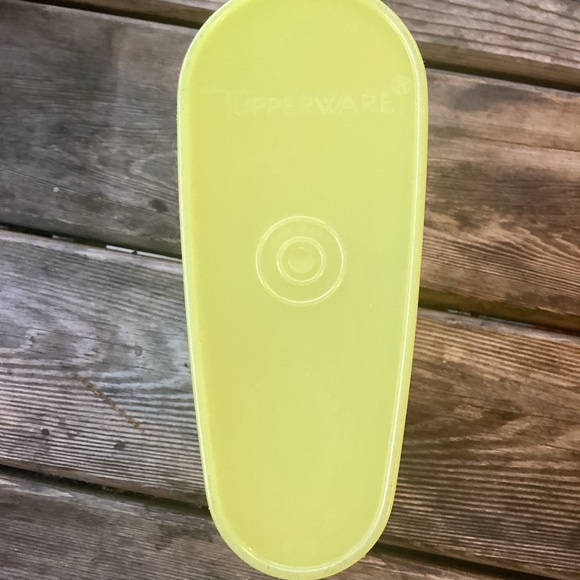 Tupperware Vintage Beverage Buddy Pitcher in yellow - 2 quart capacity - Picture 2 of 6